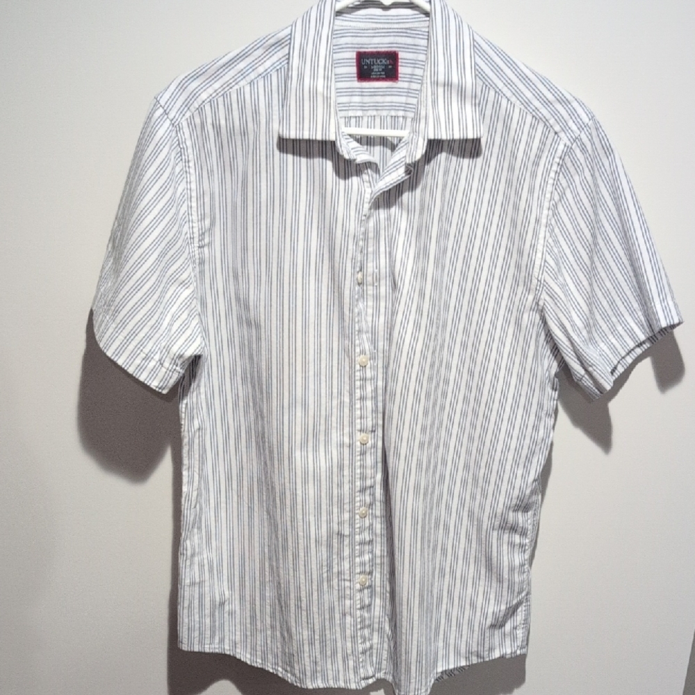 UNTUCKit Men's Short Sleeve Button-Down Shirt - White with Gray Stripes
